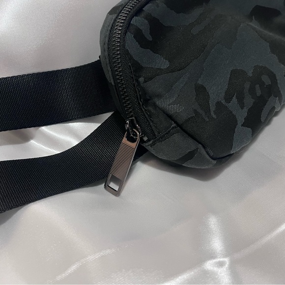 🦄OG CAMO Everywhere Belt Bag🦄 - Picture 9 of 12